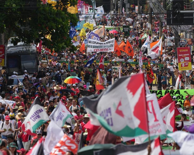 Miles de personas salieron a las calles de Belém para exigir medidas durante la crucial cumbre de la COP30. Miles de personas salieron a las calles de Belém para exigir medidas durante la crucial cumbre de la COP30.