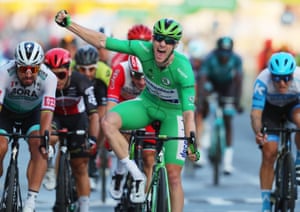 Sam Bennett wins on the Champs Elysee.