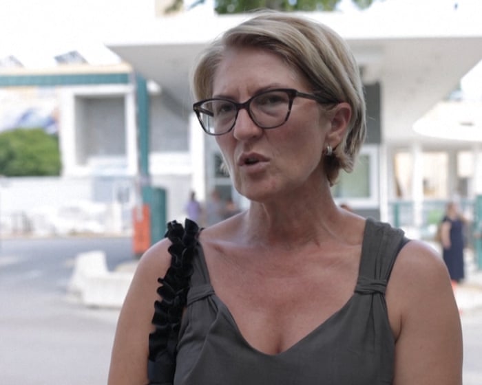 Woman speaks out on husband being pulled from Ryanair plane – video