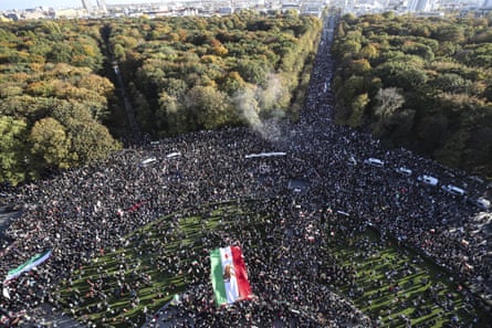 Widok z lotu ptaka na tłumy otaczające Kolumnę Zwycięstwa w Berlinie.