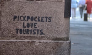 Advertencia de Graffiti sobre carteristas en Barcelona.