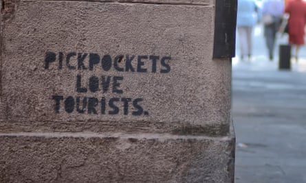 Graffiti warning of pickpockets in Barcelona.