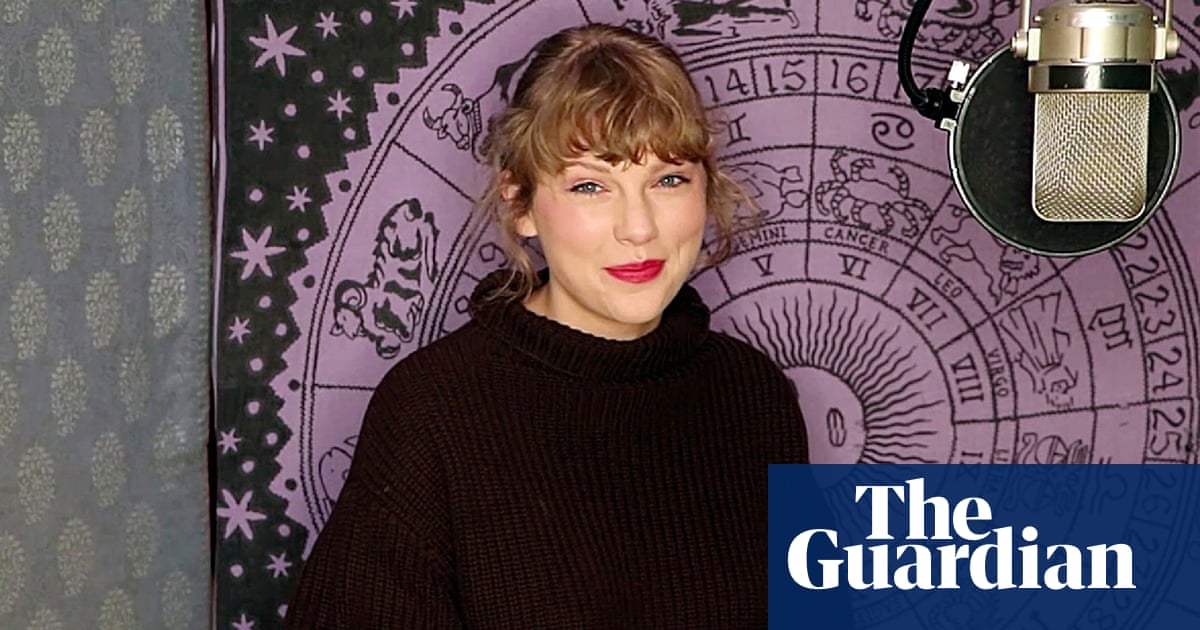 Taylor Swift named artist of the year at American Music Awards
