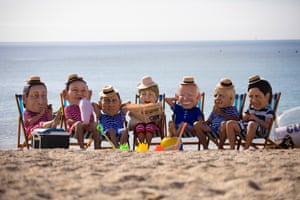 Ativistas da Oxfam vestindo fantasias retratando líderes do G7 em Swanpool Beach, perto de Falmouth, Cornwall.