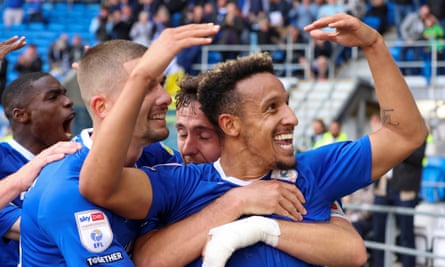 Callum Robinson célèbre son égaliseur tardif pour Cardiff à domicile contre Burnley.