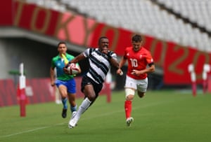 Tokyo Olympics 2020: swimming medals at stake, Bermuda’s Duffy wins triathlon and more – live! 6 Jiuta Wainiqolo of Fiji on his way to score a try.