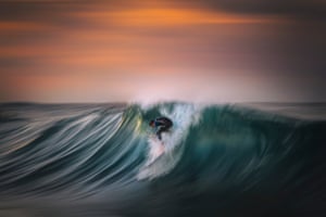 Finalista AdventureGergo Rugli Um grande swell atingiu a costa de Sydney com algumas ondas atingindo mais de 3 metros de altura. Poucos surfistas tiveram coragem de lutar contra esses monstros. Era pouco antes do pôr do sol e o céu estava coberto de nuvens. Eu não esperava nenhuma cor, mas pouco antes de o sol atingir o horizonte, uma lacuna se abriu e o sol poente pintou todo o céu com uma misteriosa luz vermelha. Eu queria criar uma sensação de sonho e comecei a fotografar com uma velocidade lenta do obturador para capturar esta cena única, Bronte Beach, Sydney