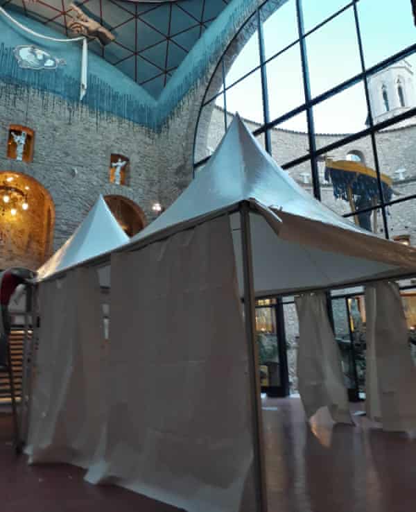 A tent at the Dalí Theatre-Museum concealing the tomb of Salvador Dalí during the reburial.