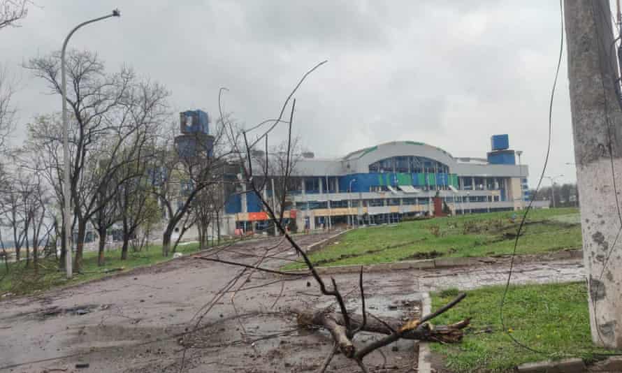 Et skadet Mariupol FC Stadium etter den russiske invasjonen av Ukraina