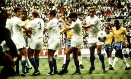 Rivellino (cinquième à droite) marque pour remettre le Brésil à égalité contre la Tchécoslovaquie lors de leur match de groupe de la Coupe du monde 1970, avant de gagner 4-1.