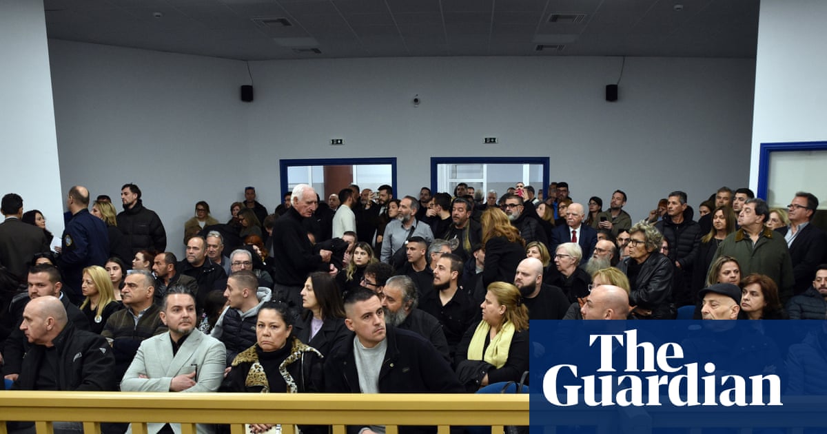 Χάος την πρώτη μέρα της δίκης του τρένου στην Ελλάδα καθώς συγγενείς φωνάζουν «ντροπή σου»