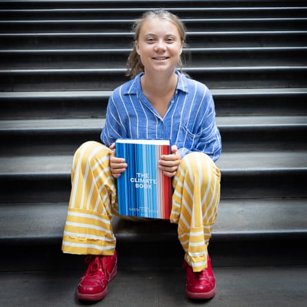 Greta Thunberg avec The Climate Book, une collection d'essais de scientifiques.