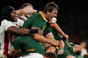 South Africa’s Eben Etzebeth (centre) and Englands Maro Itoje (left) during a maul.