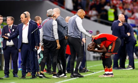 Belgiens assisterande tränare Thierry Henry tröstar Romelu Lukaku efter Belgiens tidiga utträde.