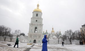 أشخاص يمرون بكاتدرائية القديسة صوفيا في وسط كييف ، أوكرانيا في 21 يناير 2022.