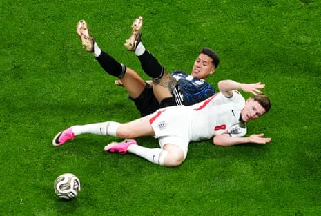 Argentina's Enzo Fernandez and England's Elliot Anderson battle for the ball.