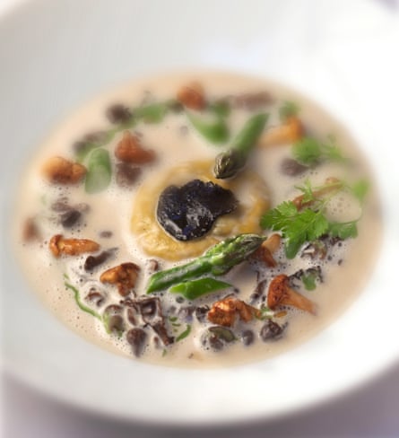 Mushrooms, morels and asparagus are used in L’oreiller moelleux de mousserons et morilles aux pointes d’asperges, created by Michel Guérard.