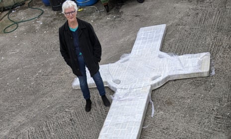 The sculptor Sarah Lewtas with her replica of the cross attributed to Saint Columba