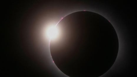 A rare total solar eclipse darkens the sky of Mexico - video
