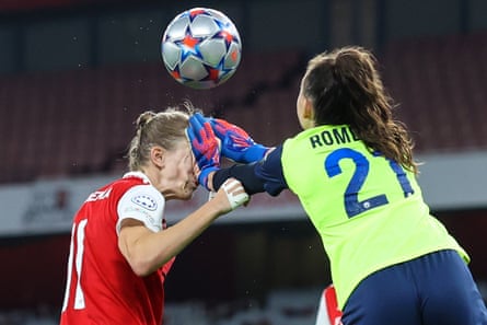 Lourdes Romero catches Vivian Miedema in the head.
