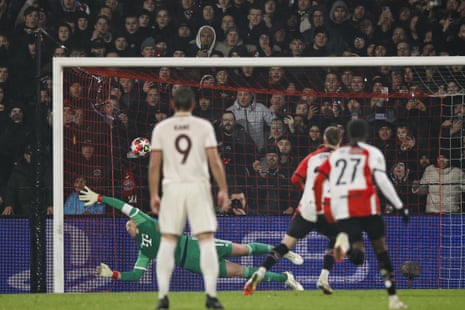 صحنه ای از بازی خلاصه بازی آرسنال و دینامو زاگرب