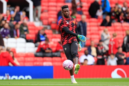 André Onana kicks nan ball