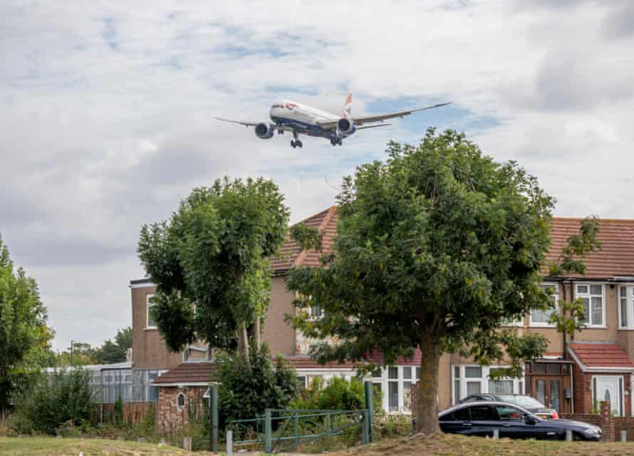 A British Airways Boeing 787 descending to land at Heathrow.