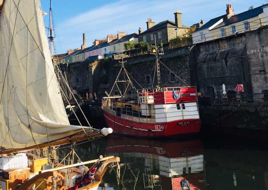 Pen Glas est amarré dans le port de Charlestown