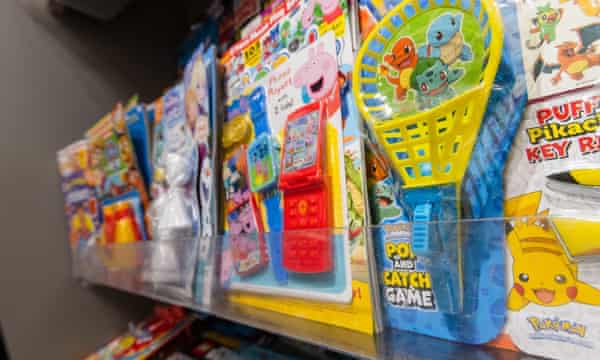 Les jouets en plastique contiennent souvent du bisphénol-A (BPA) et des phtalates, et peuvent finir par polluer les plages et les cours d'eau.
