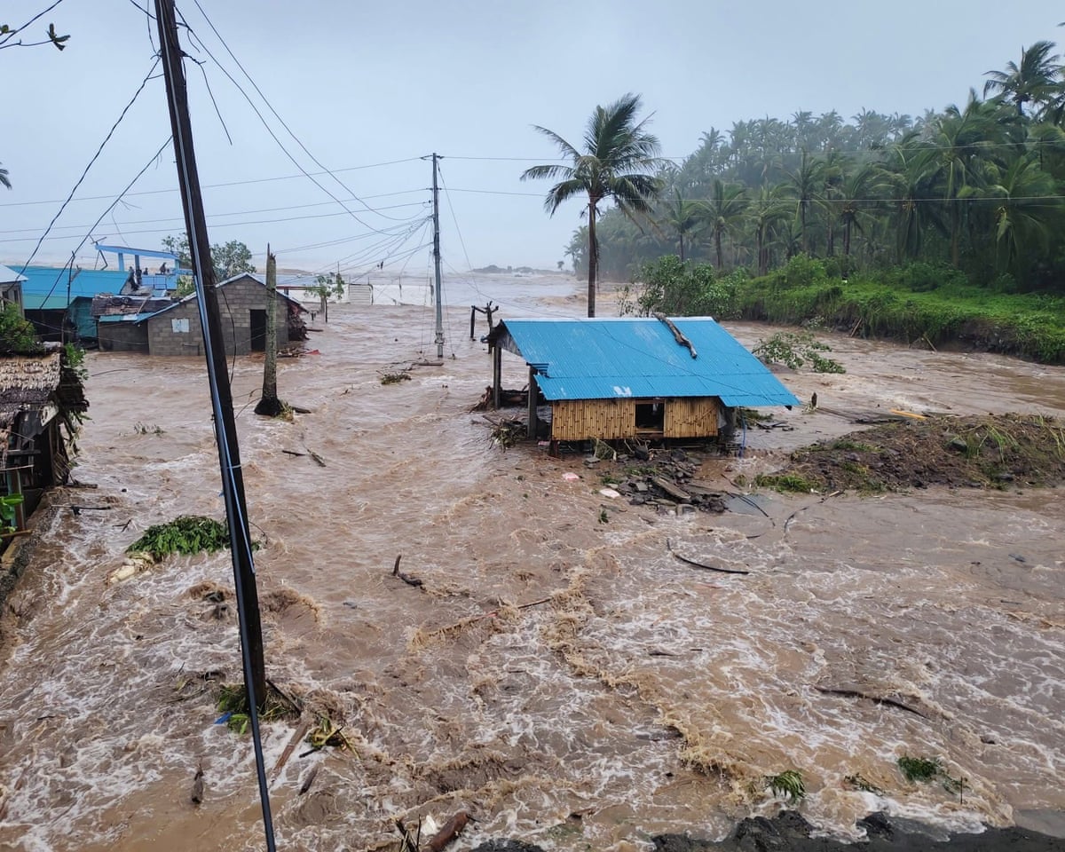 Eight ᴅᴇᴀᴅ and more than a million displaced after super typhoon Fung-wong slams the Philippines | Philippines | The Guardian