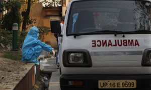 Un trabajador de la salud se toma un descanso en Delhi.