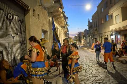 Los integrantes preparan sus disfraces e instrumentos en las calles de Montevideo.