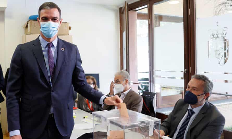 نخست وزیر اسپانیا ، پدرو سانچز ، رأی خود را به صندوق انداخت