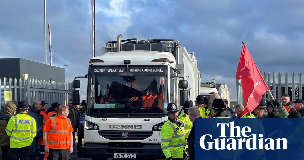 Union fined 265,000 for blocking lorries in Birmingham bin workers' strike
