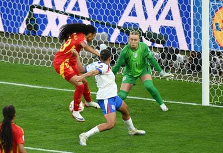 Spain’s Salma Paralluelo misses a chance under pressure from Jessica Carter and Hannah Hampton.