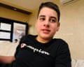 پسر جوانی که درست به نظر می رسد
