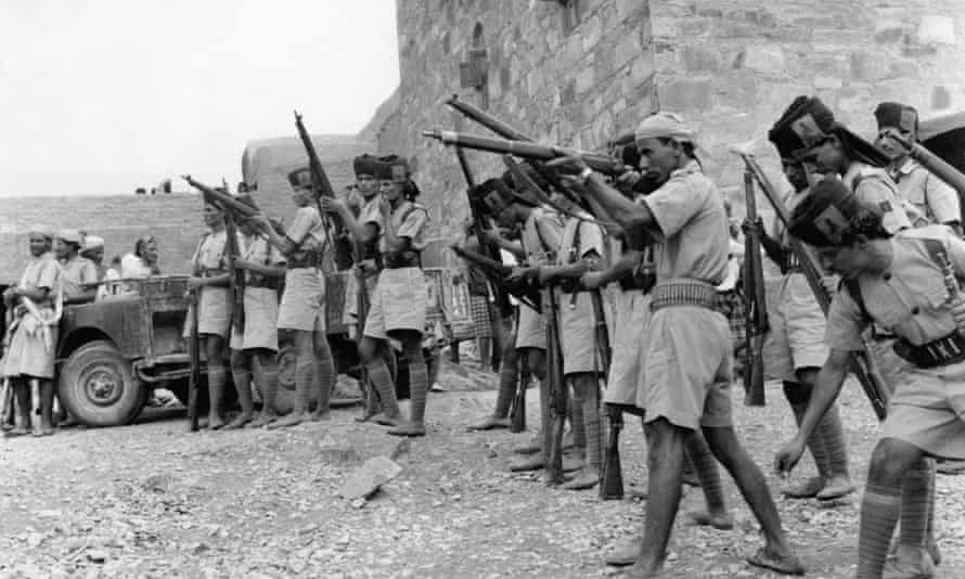 مقاتلون يمنيون ينتمون إلى محمية بريطانية في جنوب البلاد ، تدربوا في أوائل الستينيات.