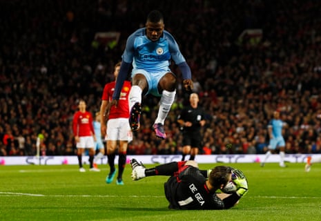 Manchester City’s Kelechi Iheanacho is beaten to the ball by Manchester United’s David De Gea.