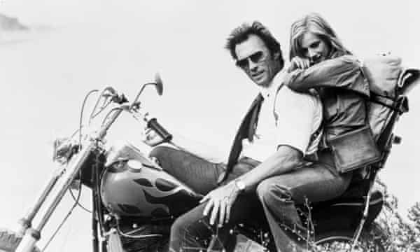 Sondra Locke con Eastwood sul set di Gauntlet nel 1977.