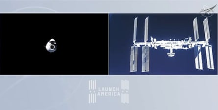یک فیلم تلویزیونی ناسا که کپسول SpaceX Dragon (R) را هنگام نزدیک شدن به ایستگاه فضایی بین المللی (L) نشان می دهد.
