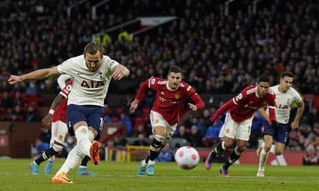 Tottenham’s Harry Kane scores a penalty to make it 1-1.