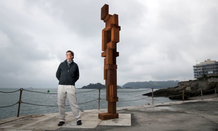 Antony Gormley with his artwork Look II on West Hoe Pier.