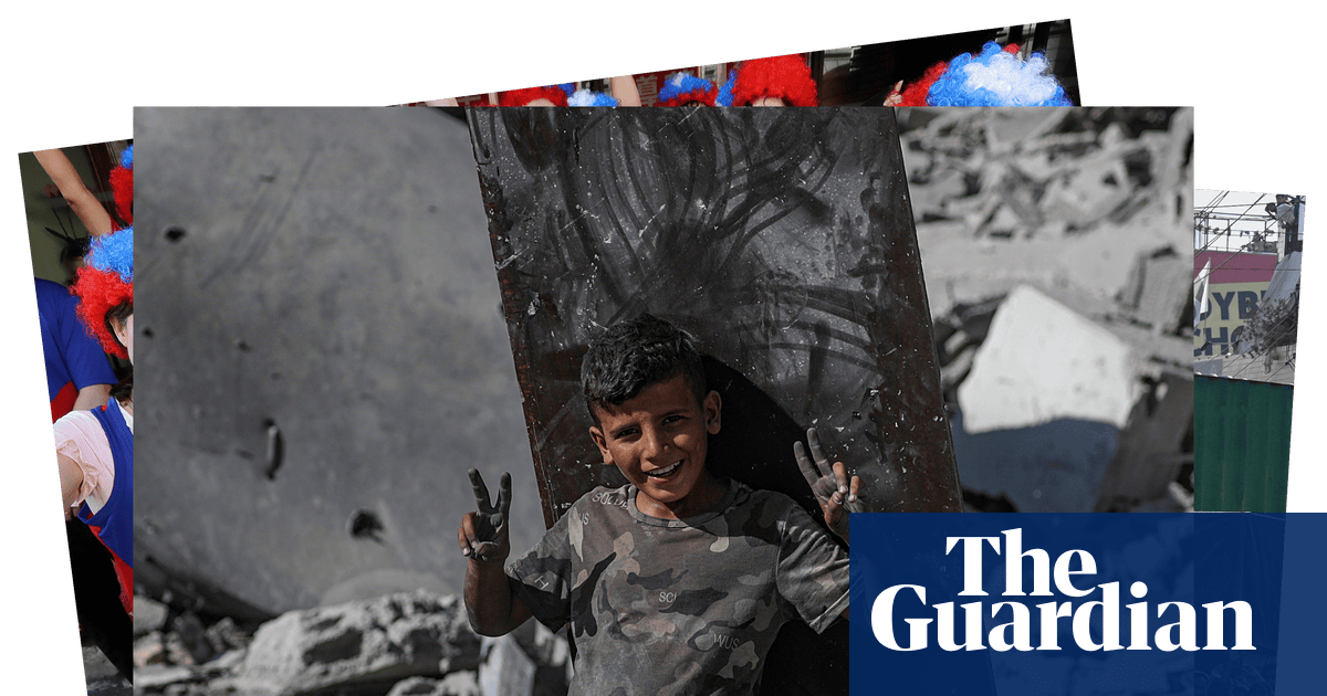 Gaza refugees return and a giant idol: photos of the day Friday