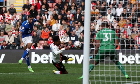 Dwight McNeil scores for Everton.