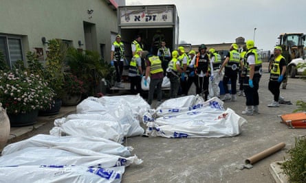 عمال الإنقاذ يزيلون أكياس الجثث من كيبوتس ألوميم، حيث كان العمال التايلانديون والنيباليون من بين القتلى في هجوم حماس.