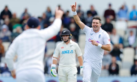 Jimmy Anderson célèbre après avoir pris le guichet de Kane Williamson avant le déjeuner du deuxième.