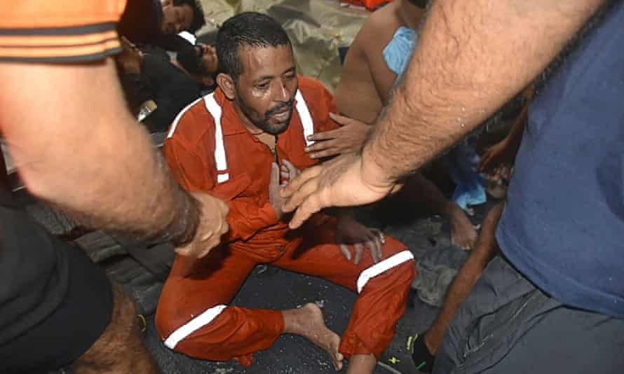 Il personale della marina assiste i lavoratori feriti salvati da una corazzata navale nel Mar Arabico.