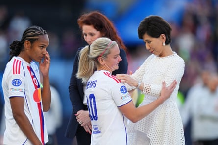 Michele Kang, owner of OL Lyonnes, comforts Lindsey Heaps after the defeat by Barcelona in the 2026 Women’s Champions League final