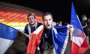 Les fans français célèbrent devant l'Allianz Arena.