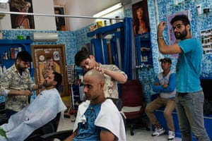Keshav cuts Charanjeet’s hair. In the Sikh community, barbers have a peculiar role. According to the religion, the hair should never be cut and the head should be kept covered to respect God.